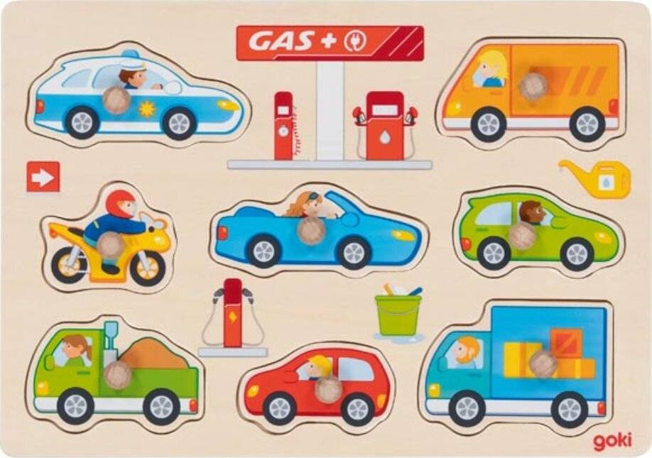 Ein farbenfrohes Holzpuzzle, das verschiedene Fahrzeuge zeigt, darunter Autos, ein Motorrad, einen Lastwagen und einen Bus, um eine Tankstelle herum.