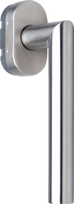 Ein metallischer Türgriff ist an einer glatten, vertikalen Stange befestigt, was darauf hindeutet, dass der Griff Teil eines modernen, minimalistischen Türdesigns ist.