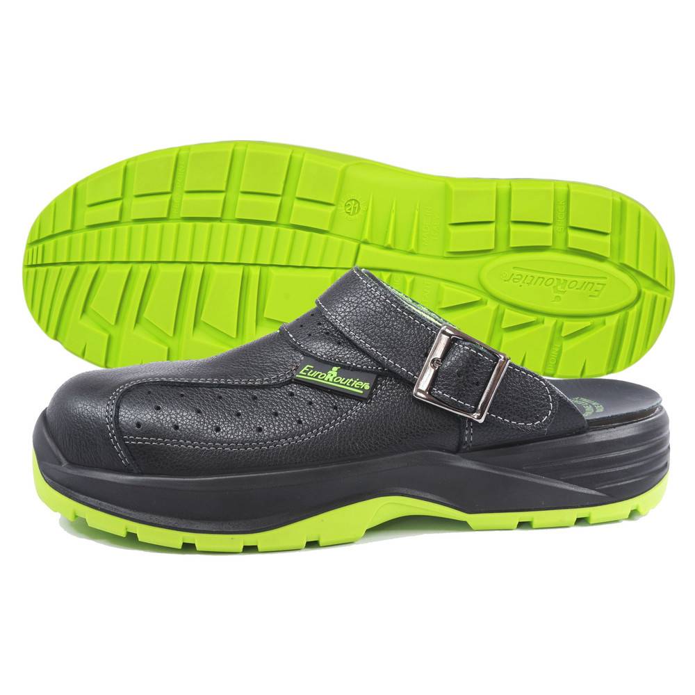 Schwarzer Lederclog-Schuh mit einer Schnalle und hellgrüner Sohle, der ein Design für Komfort und Langlebigkeit präsentiert.