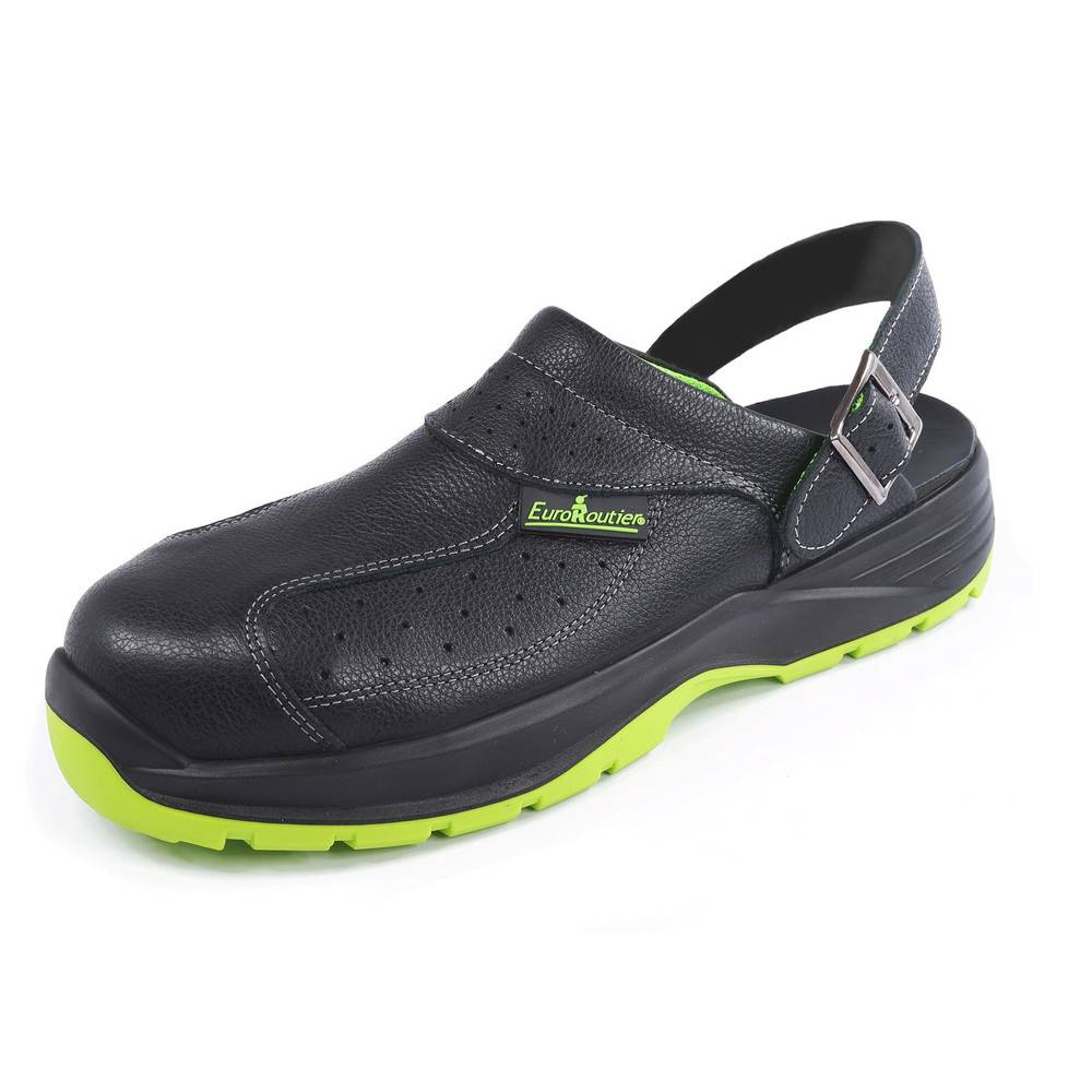 Ein schwarzer und grüner Slipper-Sandale mit Schnallenriemen, durchlöcherter Oberseite und hellgrüner rutschfester Sohle. Designed für komfortables und sicheres Tragen.