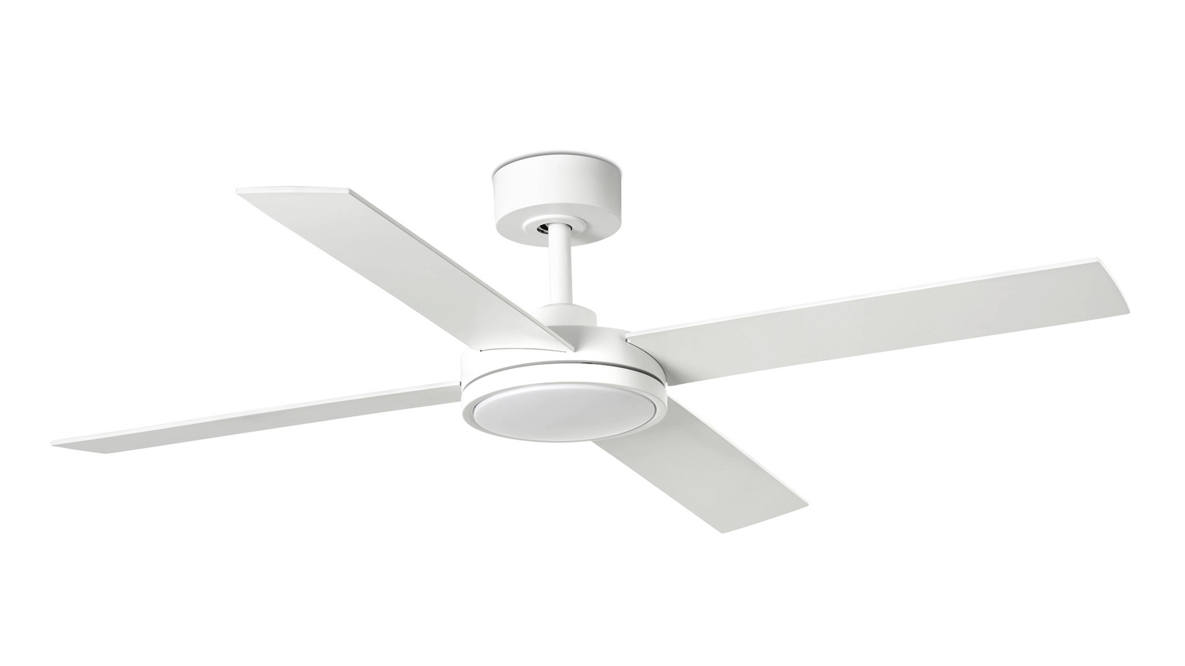 Weißer Deckenventilator mit vier Blättern auf weißem Hintergrund.
