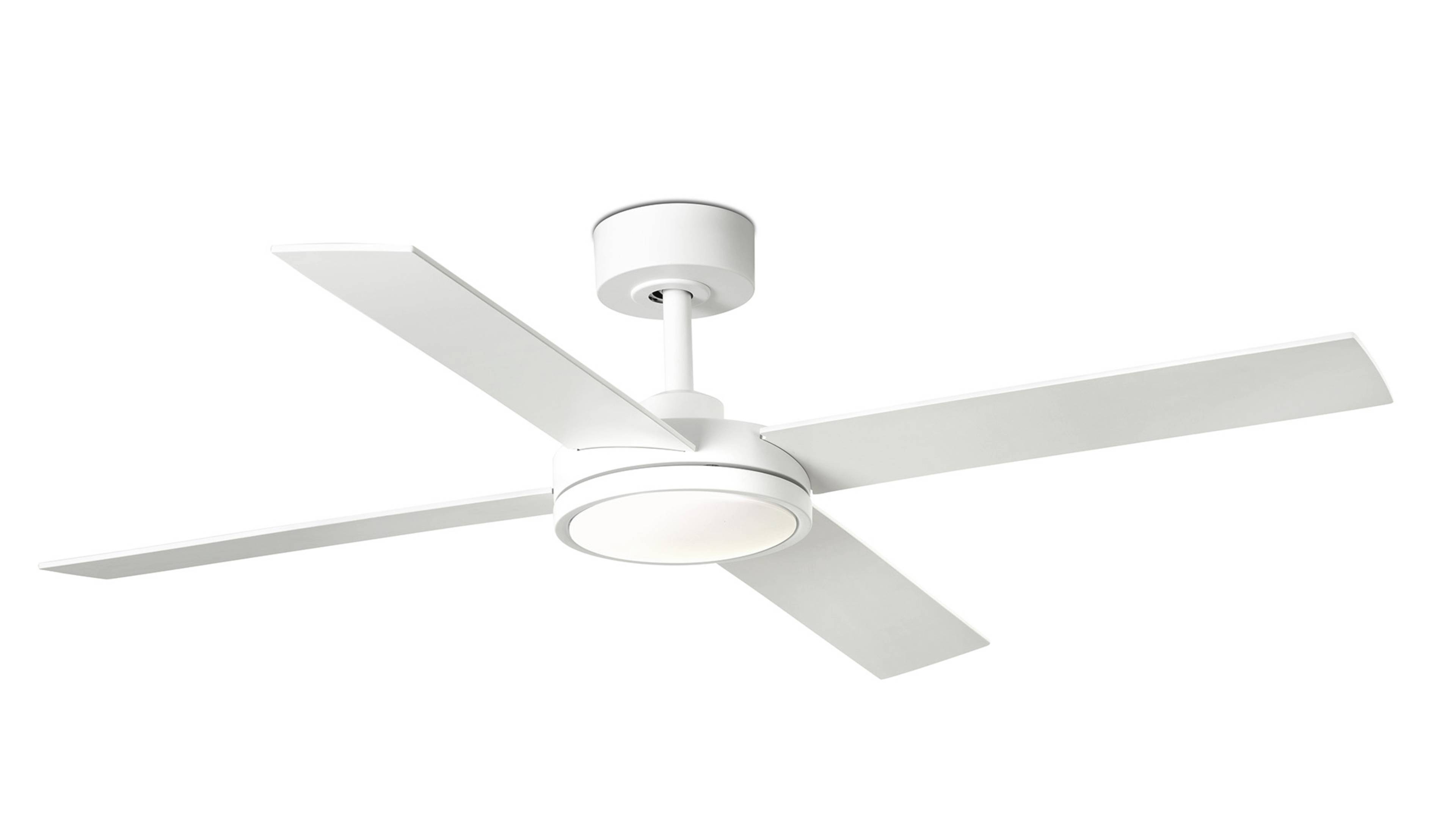 Weißer moderner Deckenventilator mit vier Blättern und integriertem Licht auf weißem Hintergrund.