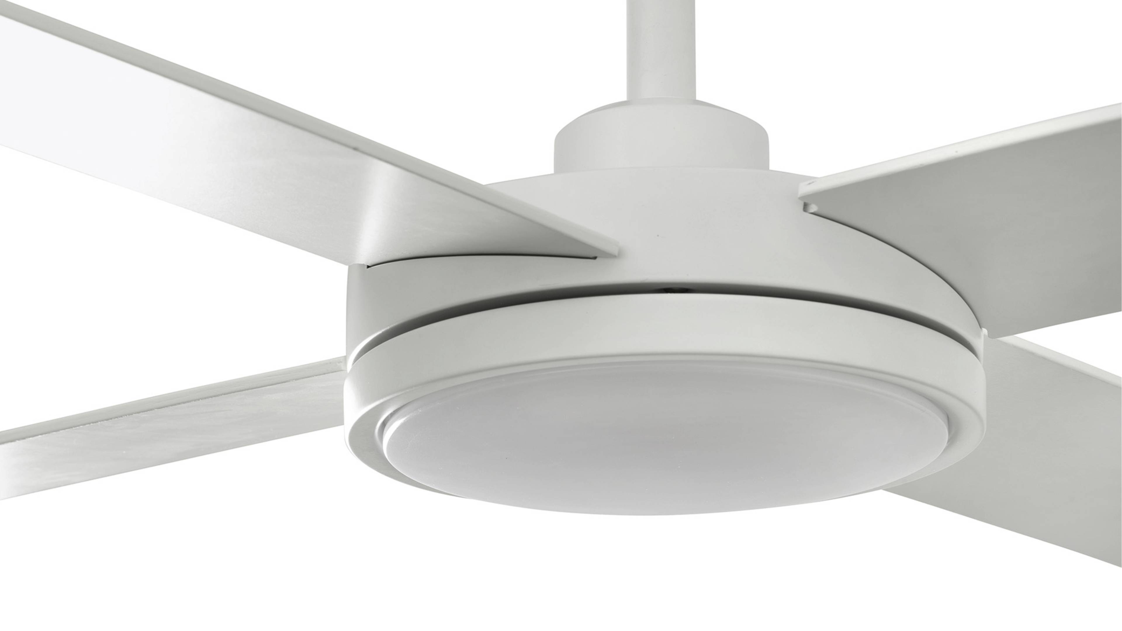Nahaufnahme eines weißen Deckenventilators mit vier Flügeln und einer runden Leuchte in der Mitte.