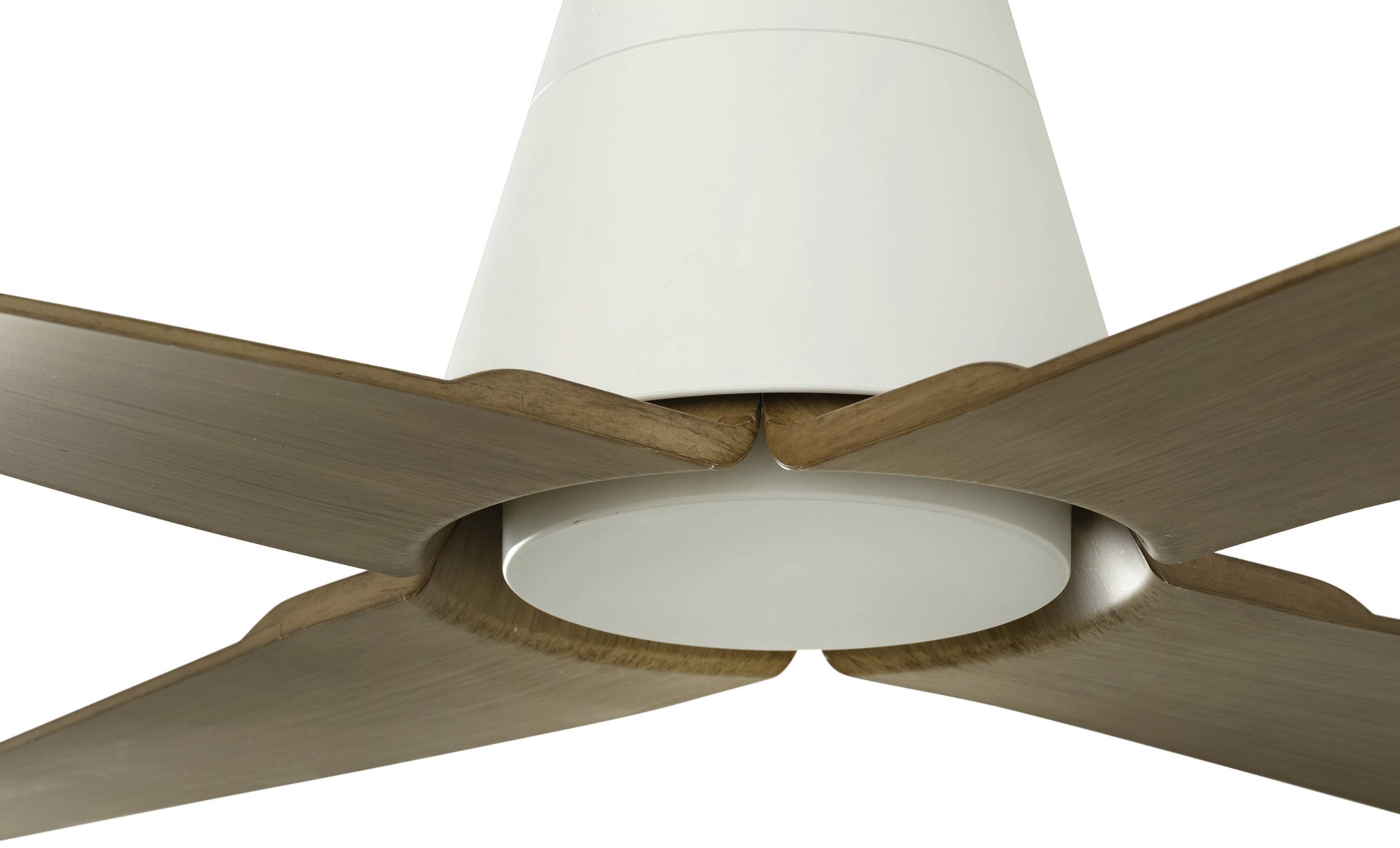 Nahaufnahme eines weißen Deckenventilator-Motors mit vier Holzblättern von unten gegen einen weißen Hintergrund betrachtet.