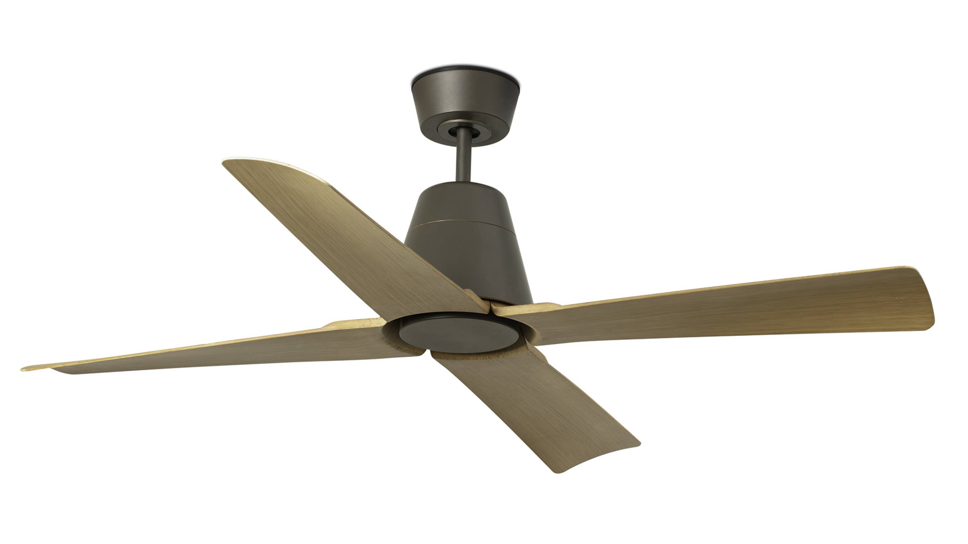 Moderner Deckenventilator mit vier hellholzfarbigen Flügeln und dunklem Metallgehäuse auf weißem Hintergrund.