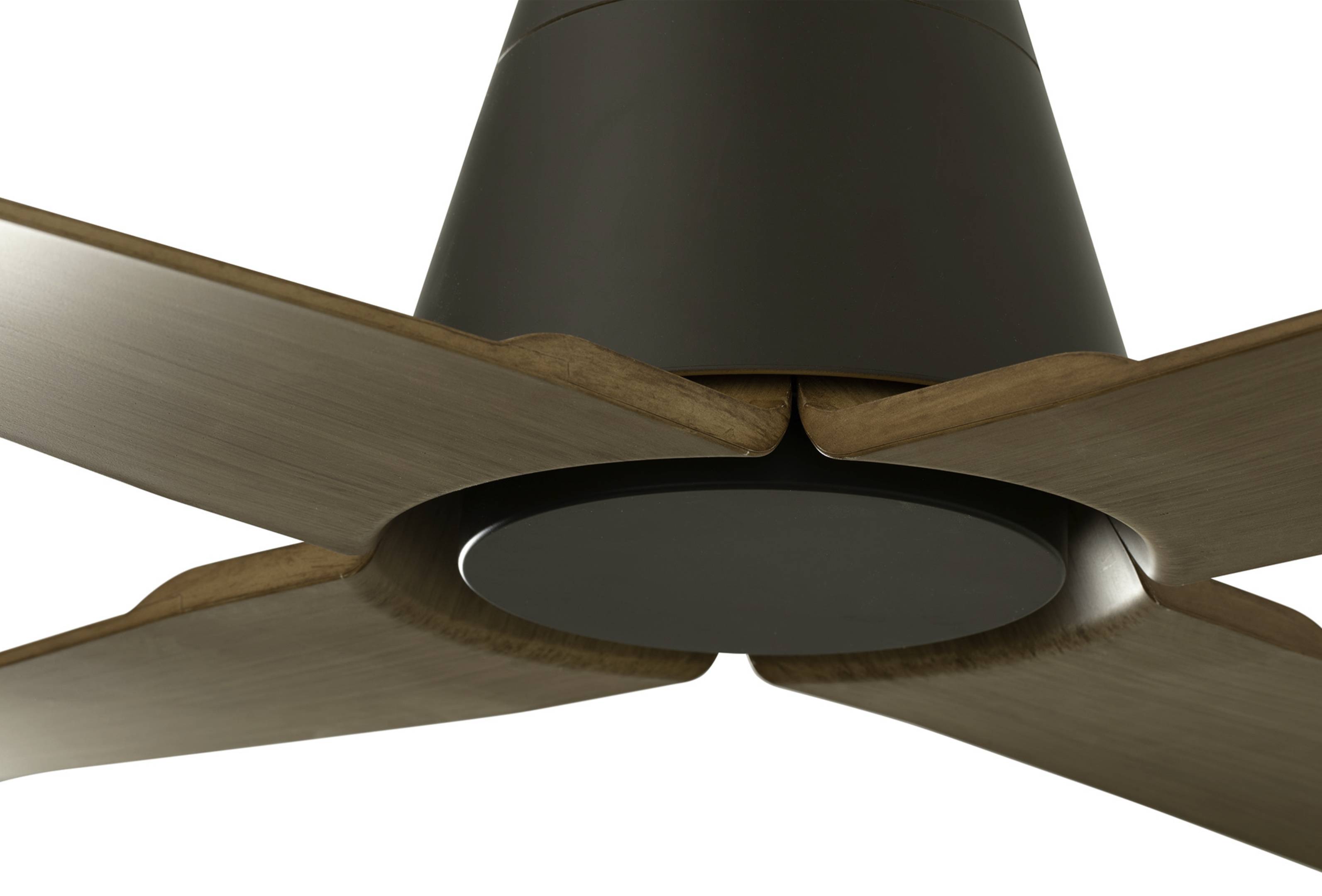 Nahaufnahme eines Deckenventilators mit vier Holzblättern und einem dunklen zentralen Motorgehäuse auf weißem Hintergrund.