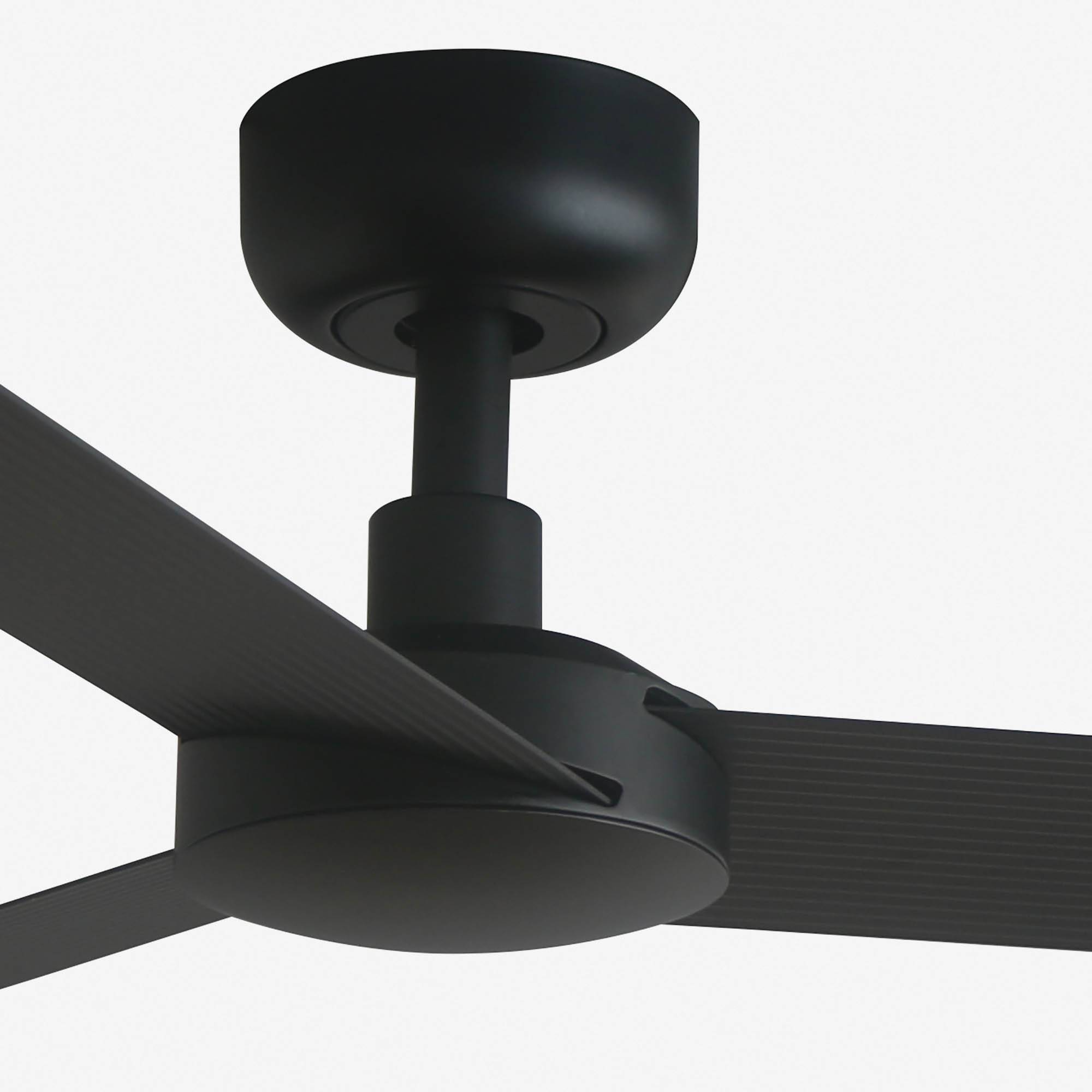 Nahaufnahme eines schwarzen Deckenventilators mit drei Blättern vor weißem Hintergrund.