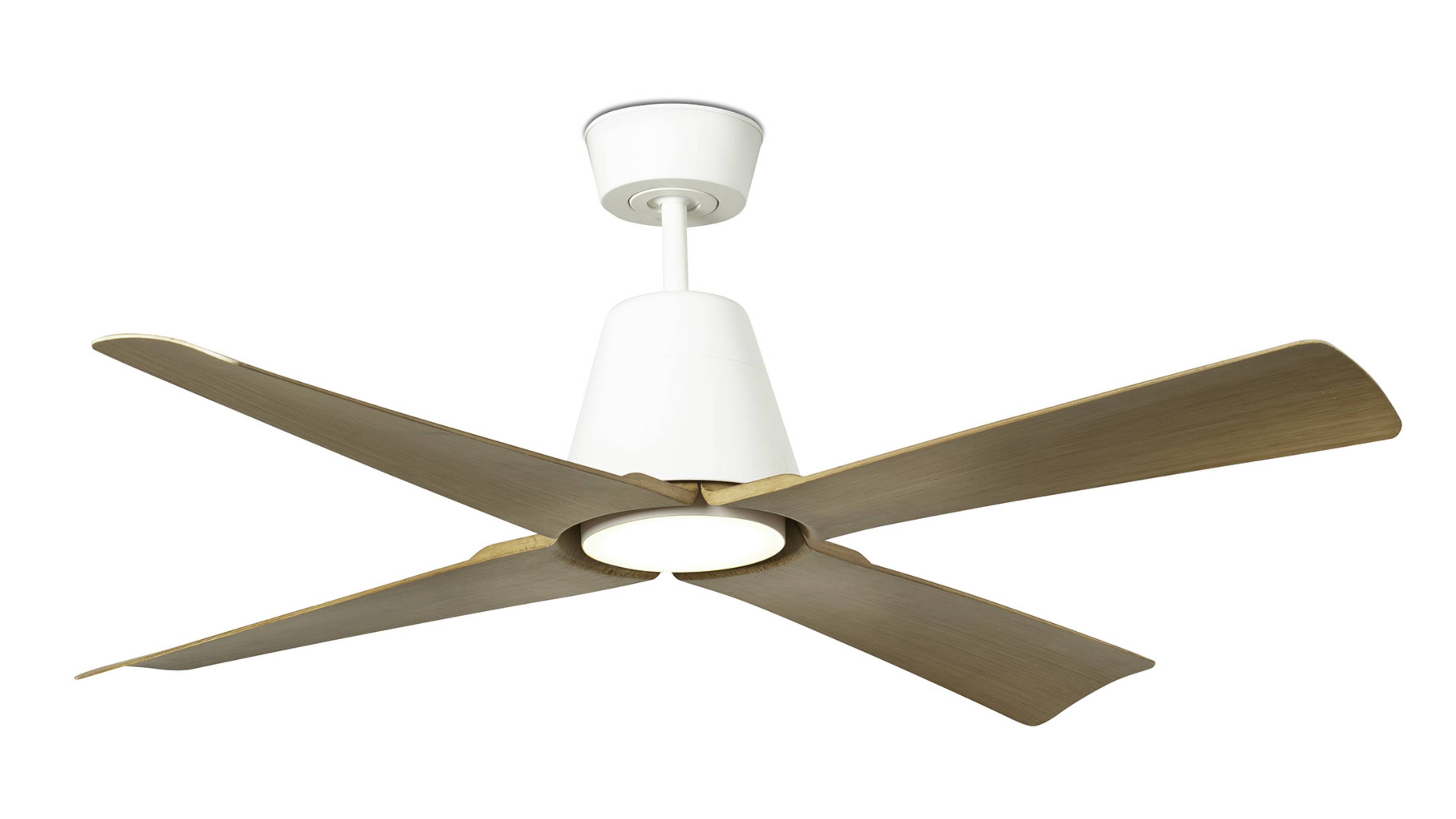 Moderner weißer Deckenventilator mit vier holzfarbenen Blättern auf einfachem weißem Hintergrund.