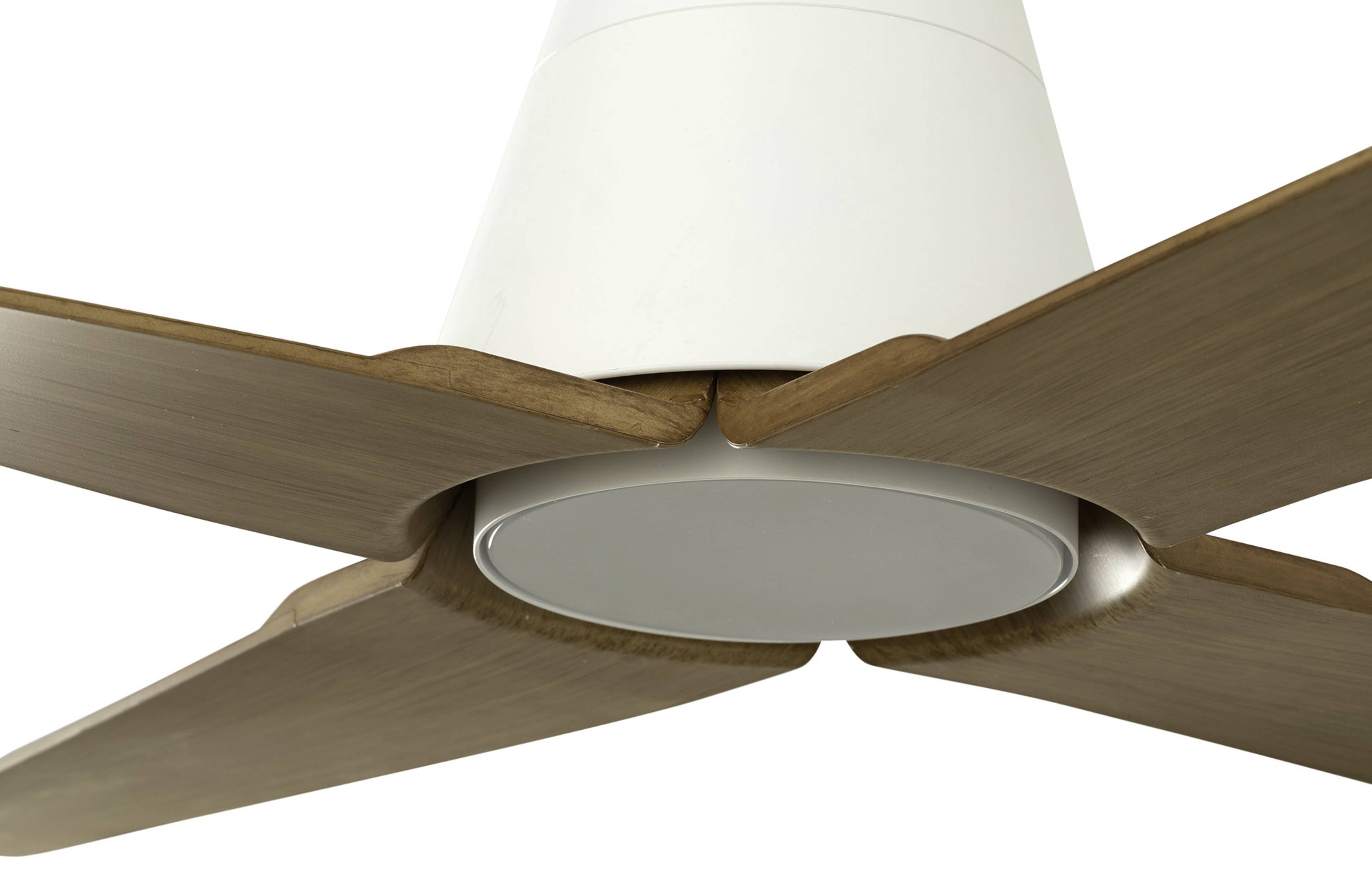 Nahaufnahme eines modernen weißen Deckenventilators mit vier Holzblättern vor weißem Hintergrund.