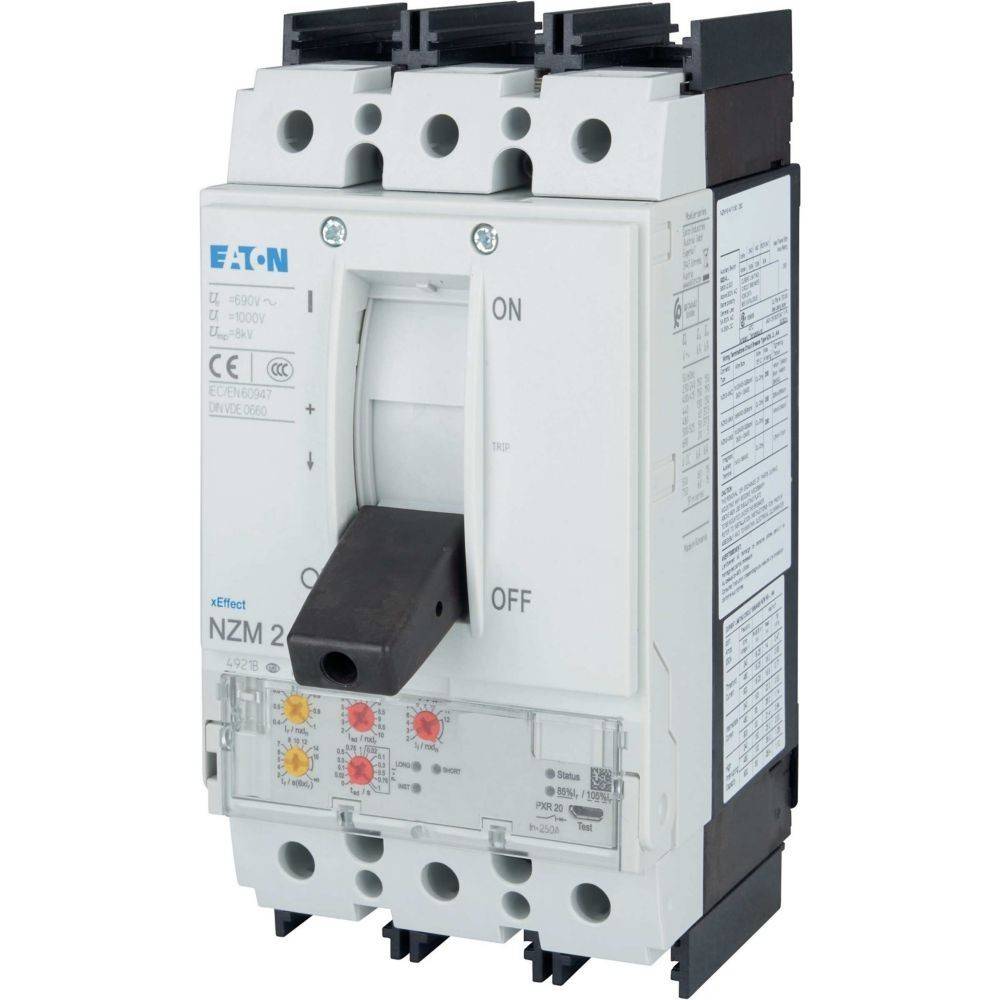 Ein Leistungsschalter mit der Beschriftung 'NZM 2' mit einem Ein/Aus-Schalter, der auf einem weißen Hintergrund positioniert ist. Er verfügt über mehrere elektrische Spezifikationen.