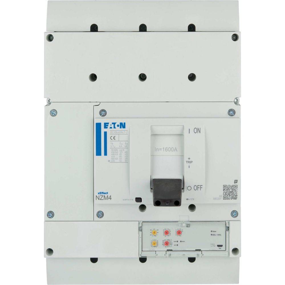 Ein weißer elektrischer Leistungsschalter mit der Bezeichnung 'Eaton NZM4', versehen mit einem Hebel, Anzeigen für ein- und ausgeschaltet sowie zusätzlichen Bedienungstasten am unteren Rand.