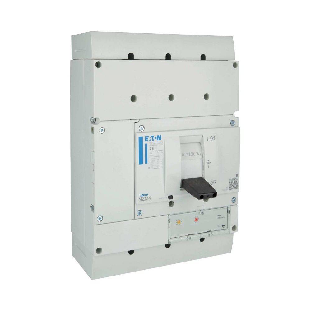 Ein weißer elektrischer Leistungsschalter mit Hebelschalter, beschriftet mit ‚EIN' und ‚AUS', und Herstellertext ‚Eaton NZM4', der in der Mitte sichtbar ist.