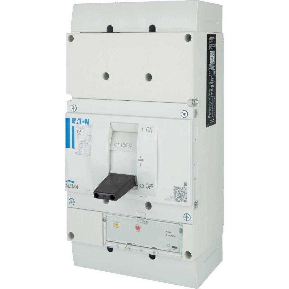 Ein elektrischer Leistungsschalter mit der Bezeichnung 'Eaton NZM4', dessen Hebel sich in der 'EIN'-Position befindet, konstruiert zur Steuerung und zum Schutz von elektrischen Stromkreisen.