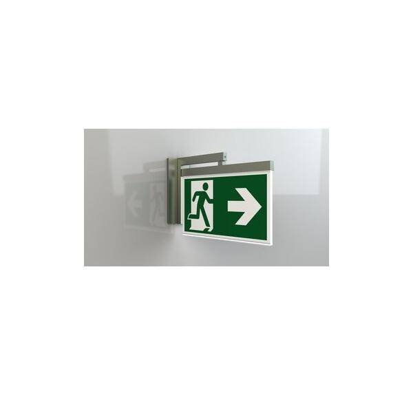 Grünes Ausgangsschild mit einer weißen laufenden Figur und einem nach rechts weisenden Pfeil an einer Wand, der die Richtung des Notausgangs anzeigt.