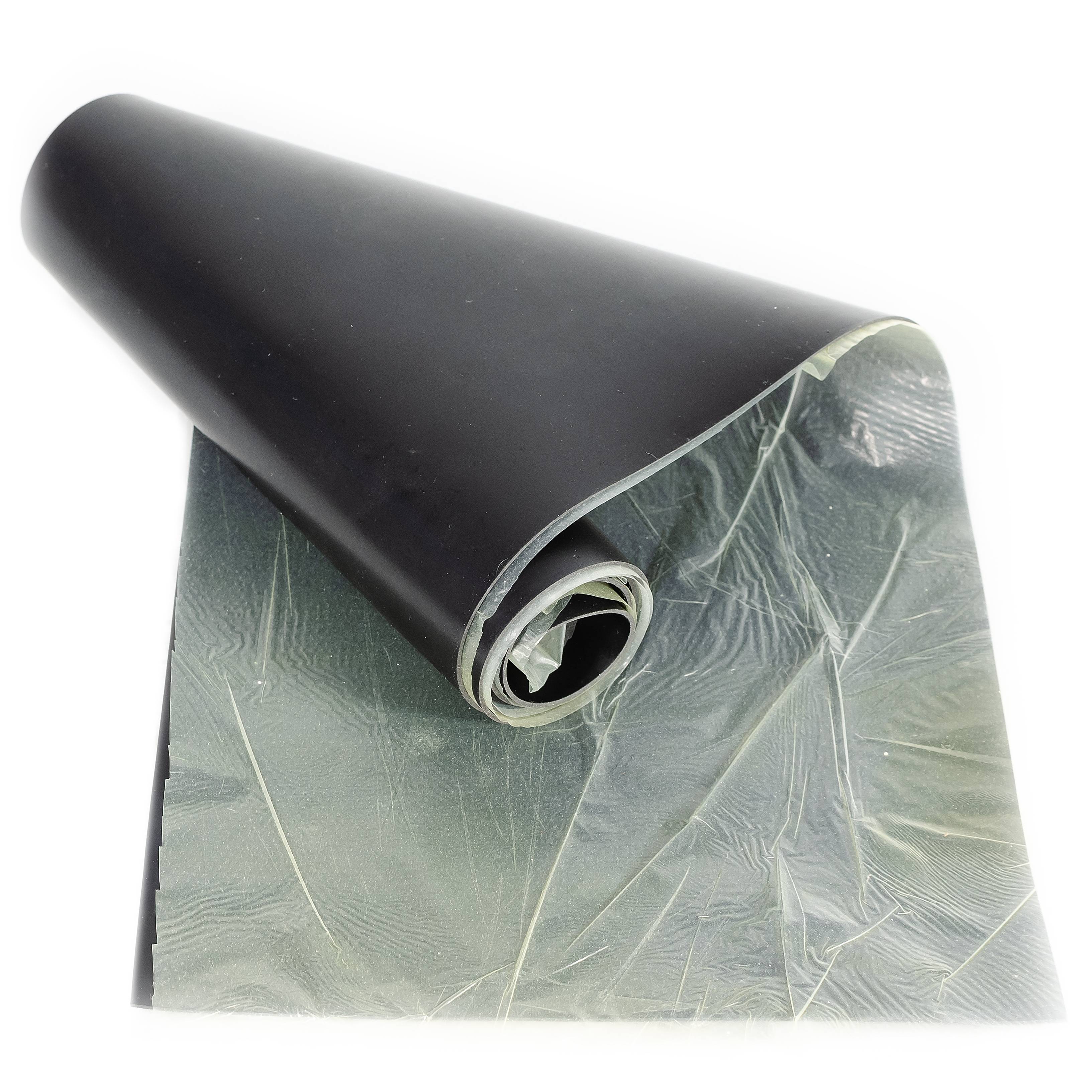 Gerollte Bahn aus schwarzem und silbernem reflektivem Material auf weißem Hintergrund.