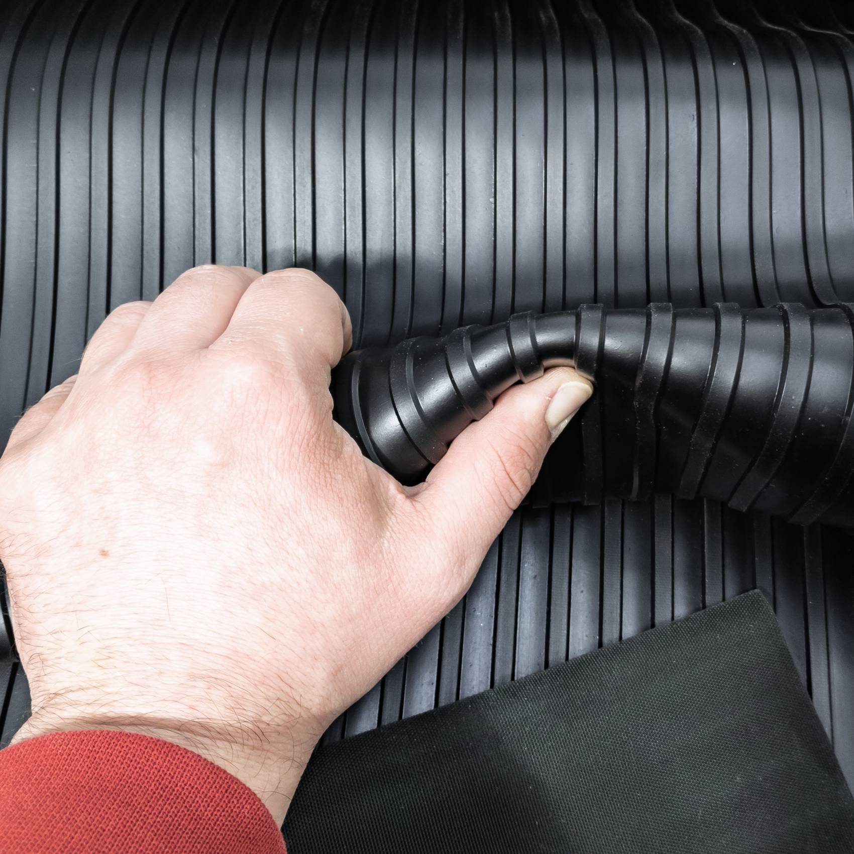 Gummi Antirutsch Bodenmatte SBR Schutzmatte Bodenbelag grobe Riefen -Rillen -Rippen Schwarz 3mm Stark 100 cm Breite 180 cm Länge