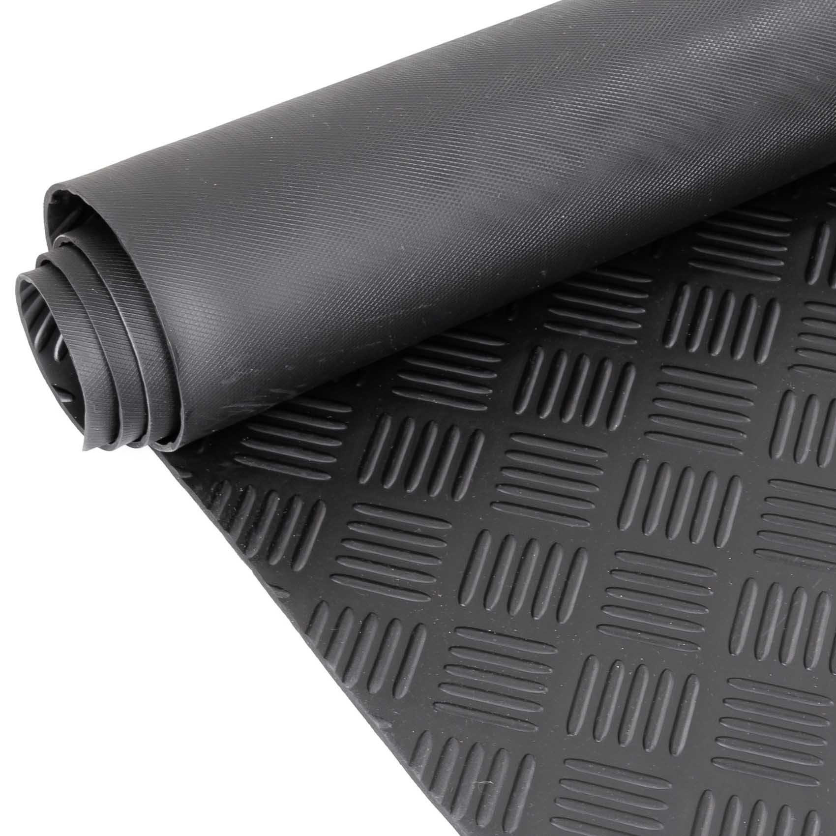 Gerollte schwarze Gummimatte mit strukturierter, rautengemusterter Unterseite auf weißem Hintergrund dargestellt.