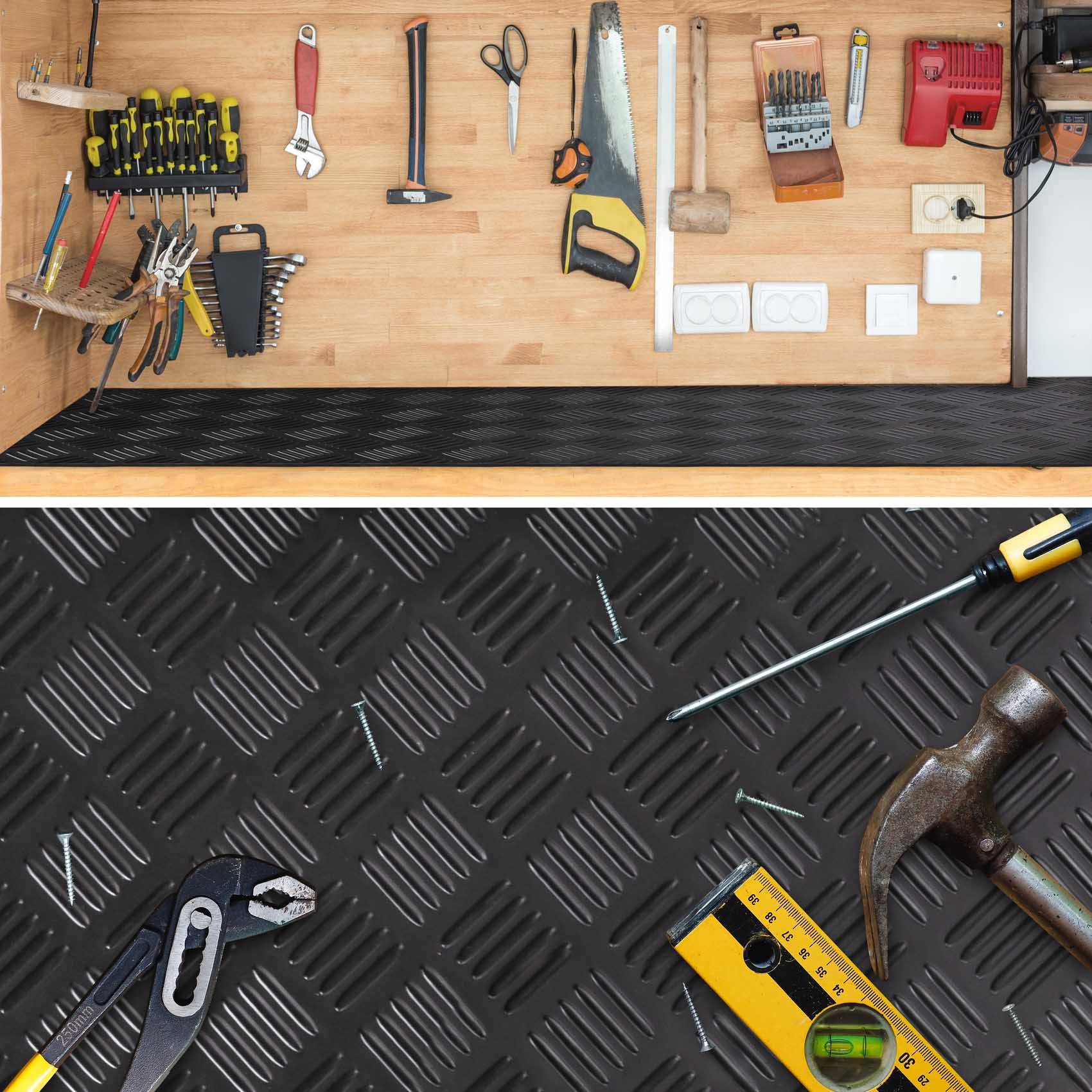 Werkstattwand mit hängenden Handwerkzeugen über einer schwarzen Riffelbleche-Arbeitsfläche, die eine Zange, einen Schraubendreher, ein Universalmesser, Nägel und einen Hammer zeigt.