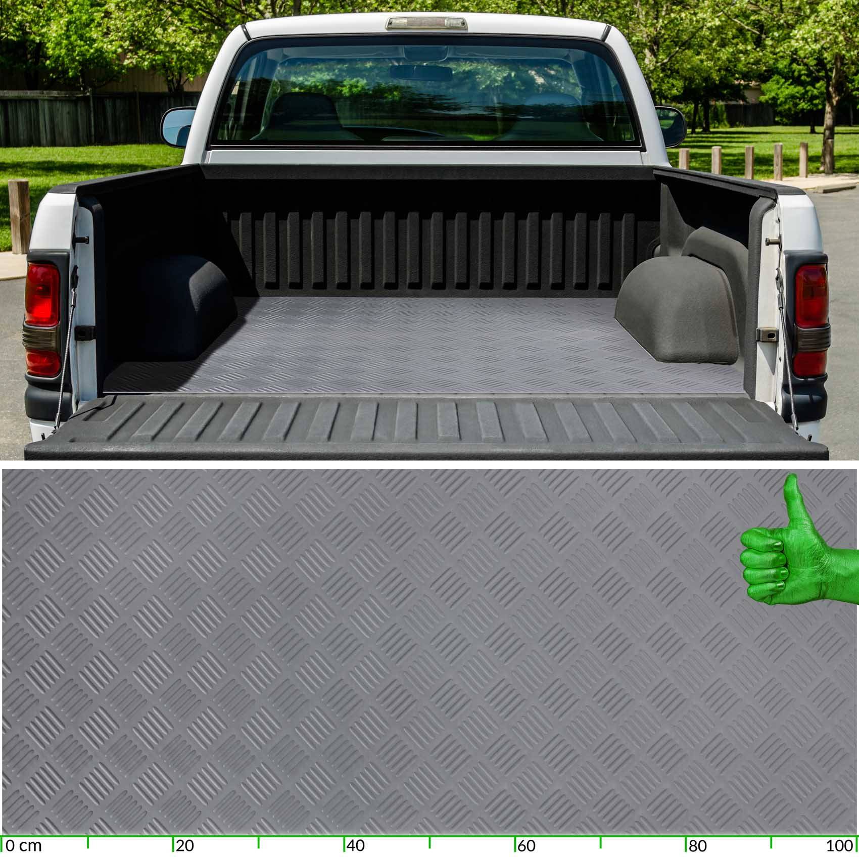 Ladefläche eines Pickup-Trucks mit grauer Rauten-Struktur-Auskleidung, gezeigt offen und leer. Ein grüner Daumen nach oben hebt das schützende Material der Ladeflächen-Abdeckung hervor.