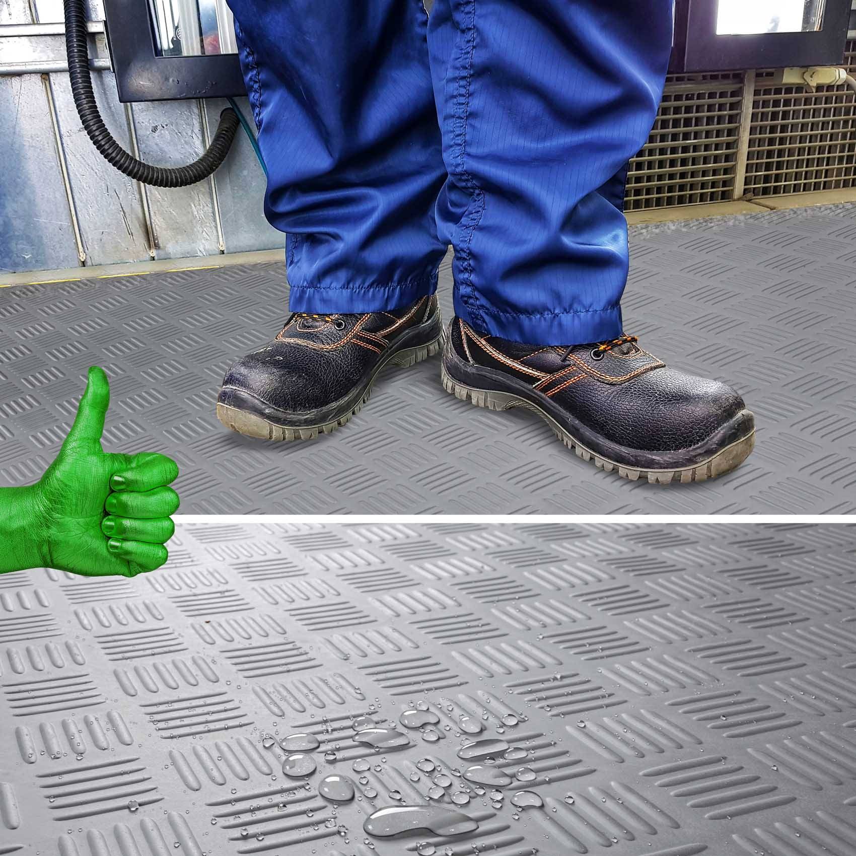 Arbeitsschuhe auf einem strukturierten Metallfußboden mit einem grünen Daumen-hoch-Symbol, das zeigt, dass die Oberfläche rutschfest ist.