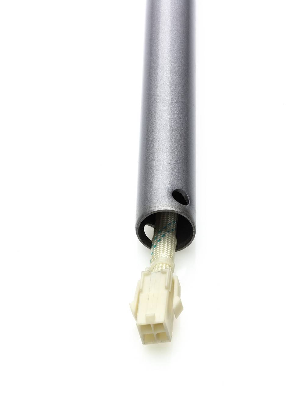 Ein Metallrohr mit einem Loch in der Nähe des Endes zeigt einen Kunststoffstecker mit sichtbaren Drähten im Inneren, was auf ein Teil hindeutet, das in der Sanitär- oder Maschinentechnik verwendet wird.