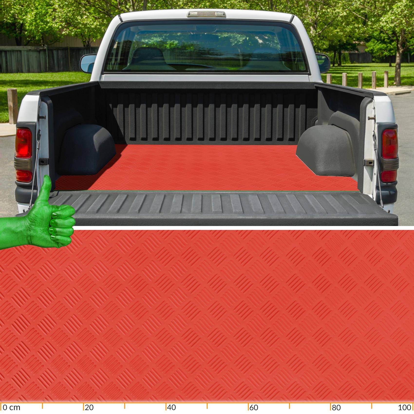 Ladefläche eines Pickup-Trucks mit einer roten gemusterten Schutzmatte ausgelegt, dargestellt als Produktansicht mit einem grünen Daumen-hoch-Symbol, das Genehmigung oder empfohlene Verwendung anzeigt.