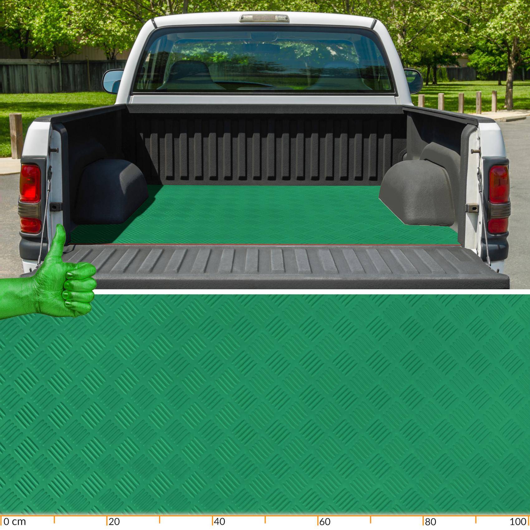 Ladeflächen-Schutzmatte für Pick-up-Trucks, die im Lastkofferraum eingebaut ist, mit einer grünen strukturierten Matte darunter und einem Daumen-hoch-Symbol, das Zustimmung anzeigt.