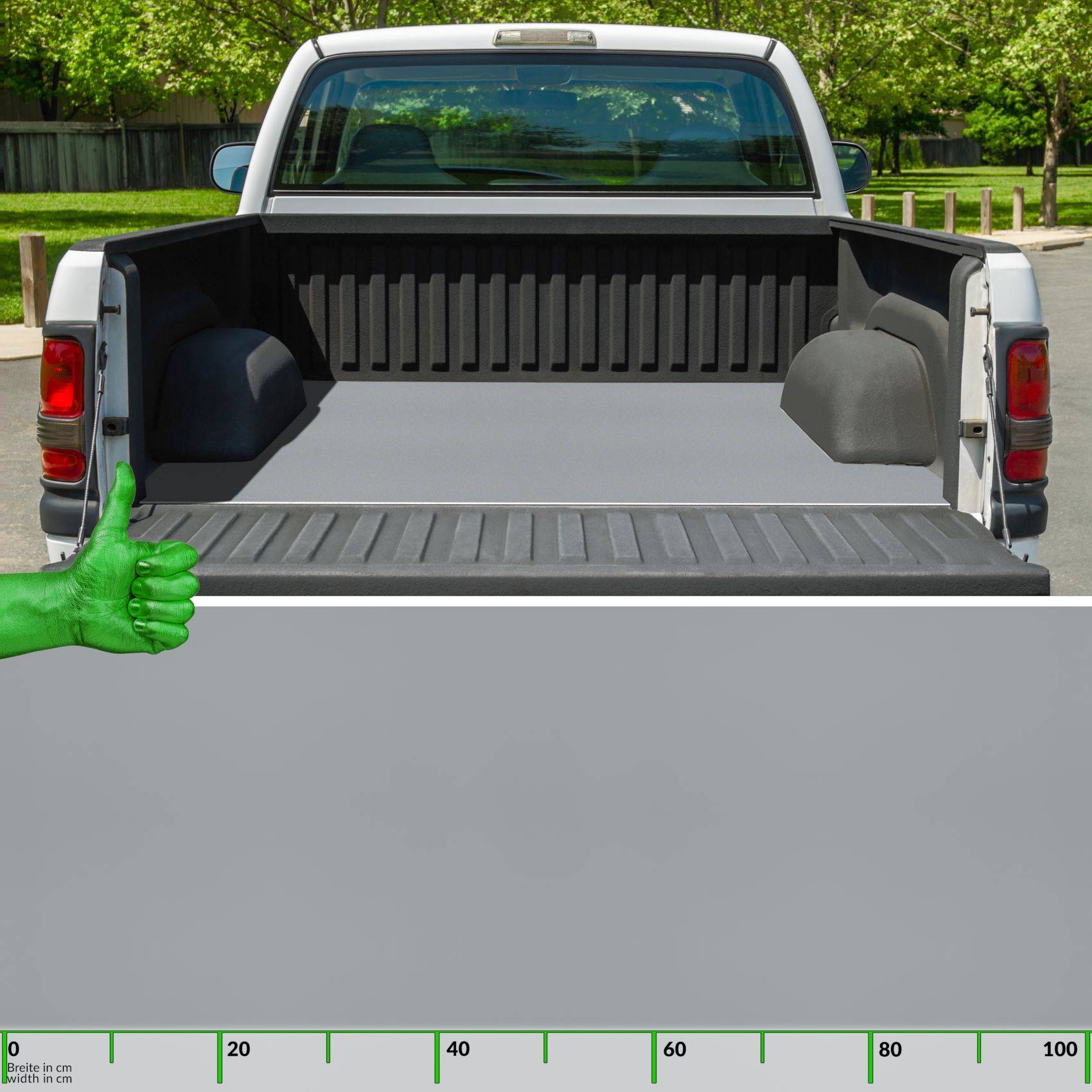 Ladefläche eines Pickup-Trucks von hinten betrachtet mit einem grünen Daumen-hoch-Symbol unten links und einer grünen Messskala entlang des unteren Randes.