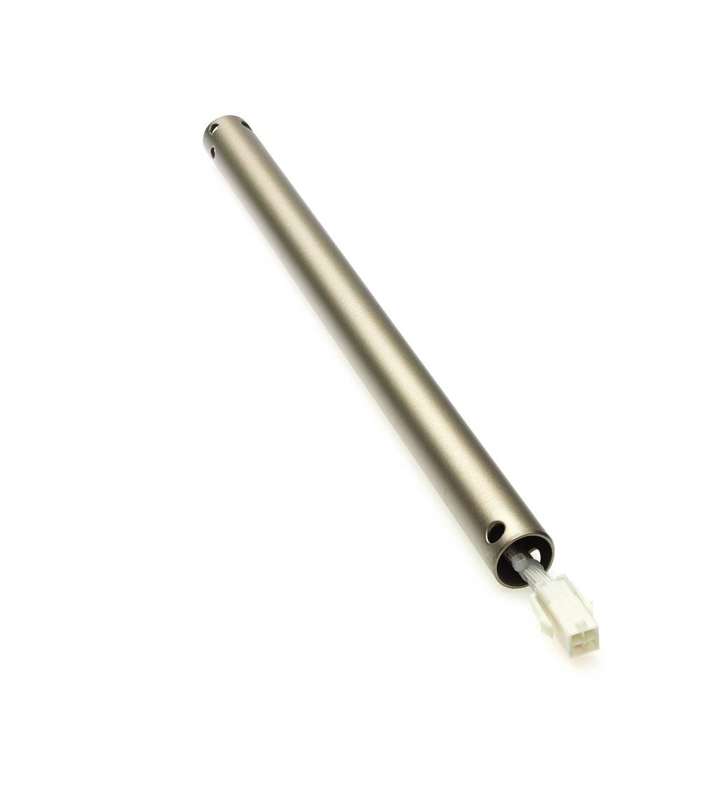 Ein langer, zylindrischer Metallstab mit einem angebrachten weißen Stecker an einem Ende, isoliert auf weißem Hintergrund.
