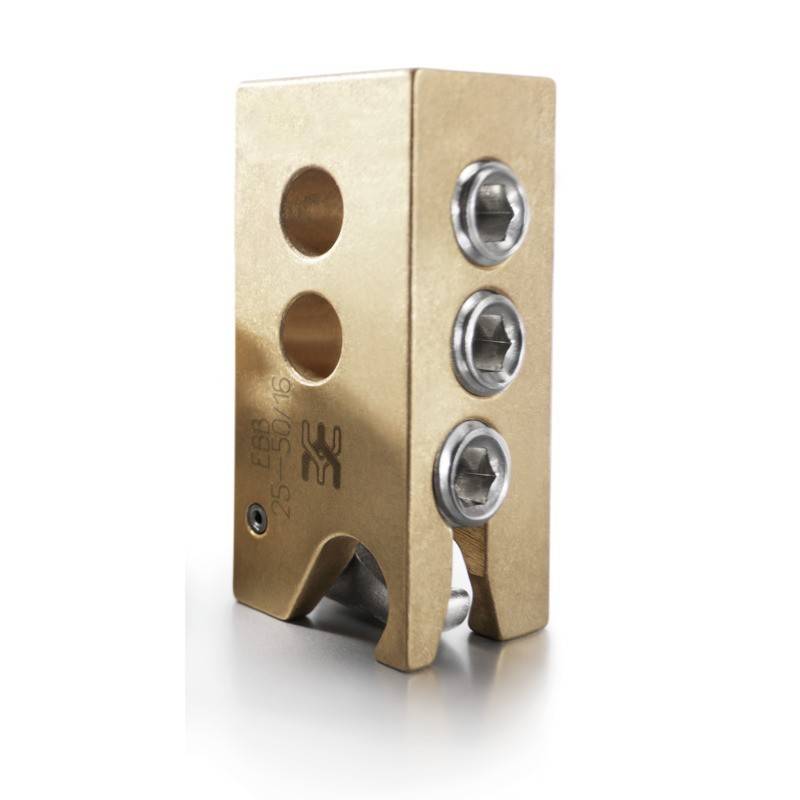 Ein bronzefarbener Metallblock weist drei sechseckige Bohrungen für Schrauben und zwei kreisrunde Öffnungen auf, der für mechanische oder industrielle Anwendungen konzipiert ist.