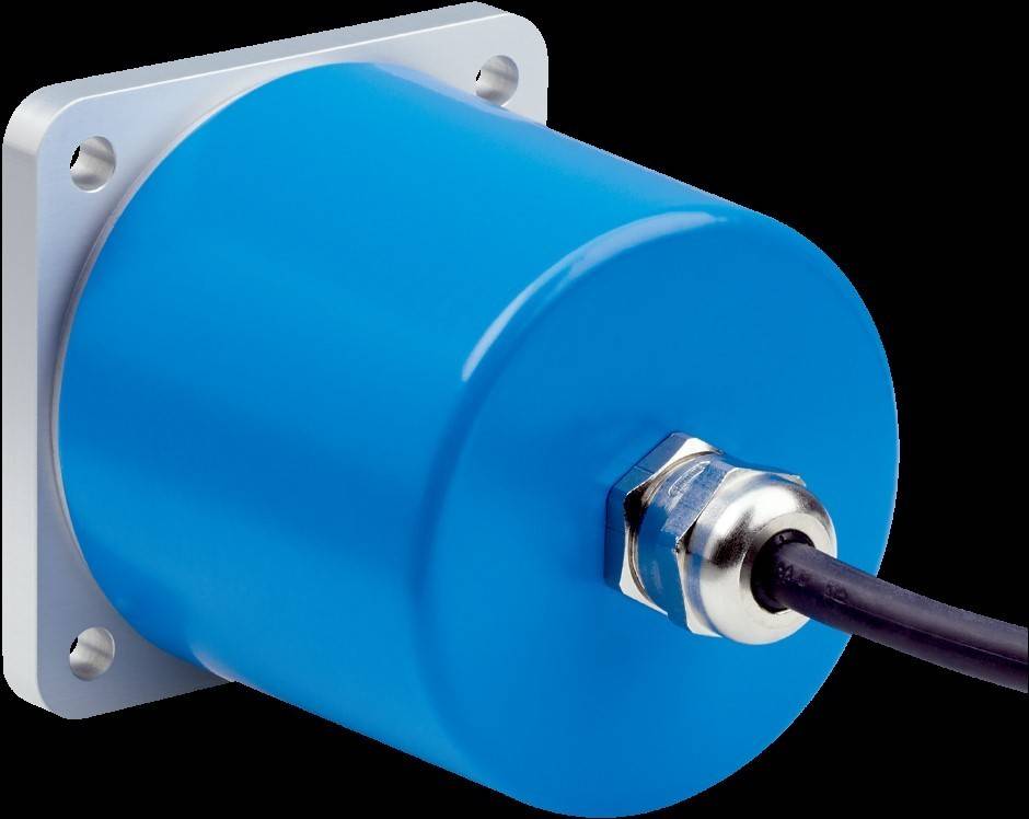 Ein blauer zylindrischer Sensor mit einem herausragenden Kabel, montiert auf einer Metallhalterung.