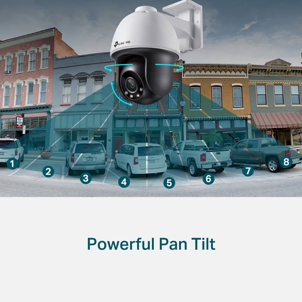 Sicherheitskamera über einer Innenstadtstraße, beschriftet mit „Powerful Pan Tilt", zeigt umfangreiche Überwachungsabdeckung über geparkten Autos und Ladengeschäften.