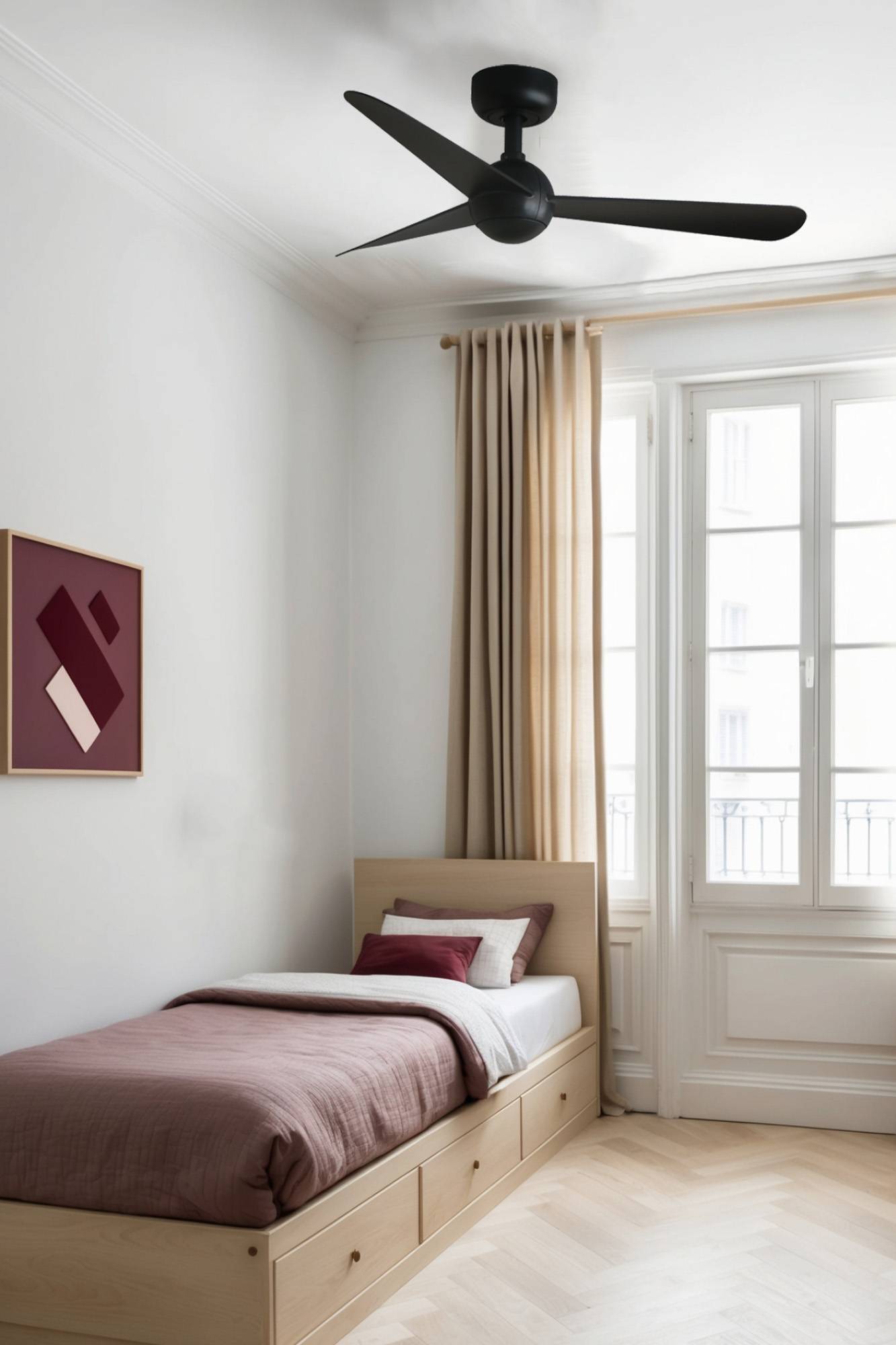 Ein minimalistisches Schlafzimmer mit einem Einzelbett, Burgunderrot-Bettwäsche und einem geometrischen Wandkunstwerk. Große Fenster mit beigen Vorhängen lassen natürliches Licht herein.