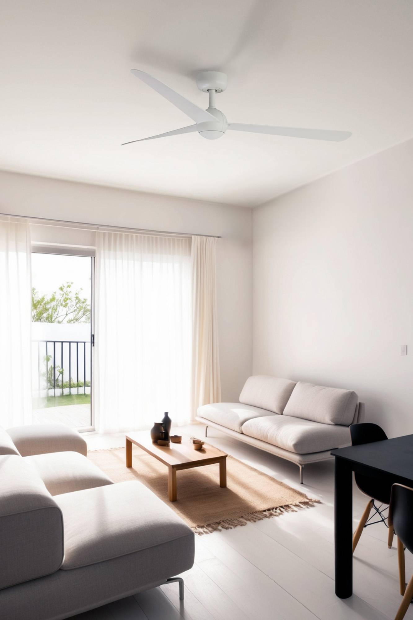 Ein helles, minimalistisches Wohnzimmer mit einem beigen Sofa, einem Couchtisch und raumhohen Fenstern, die zu einem Balkon mit Grün draußen führen.