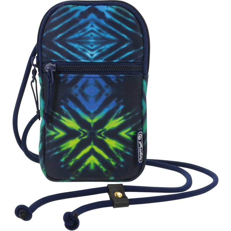 Eine kleine, bunte Tasche mit einem blauen und grünen geometrischen Muster, ausgestattet mit einer Reißverschlusstasche vorne und einem verstellbaren Riemen mit Knopfverschluss.