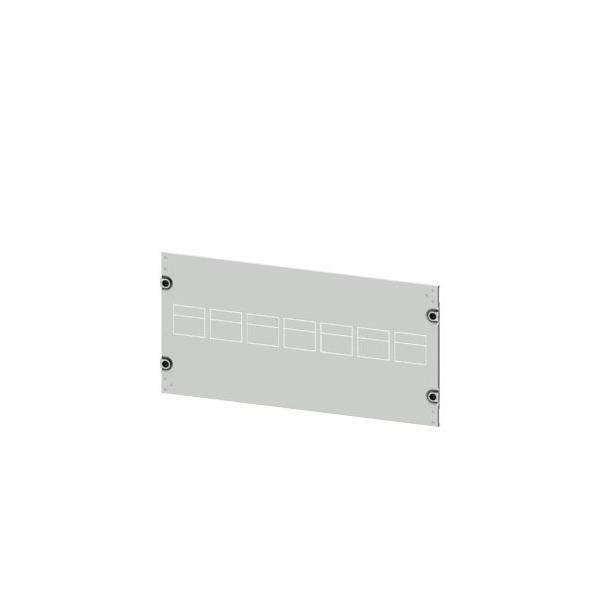 Weißes rechteckiges Metallpanel mit sieben umrissenen fensterähnlichen Rechtecken und Schraubenlöchern in den Ecken auf einfachem Hintergrund.