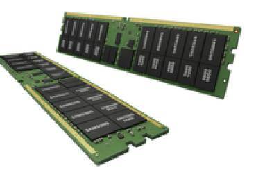 Zwei grüne RAM-Module mit schwarzen Chips, diagonal nebeneinander auf weißem Hintergrund angeordnet.