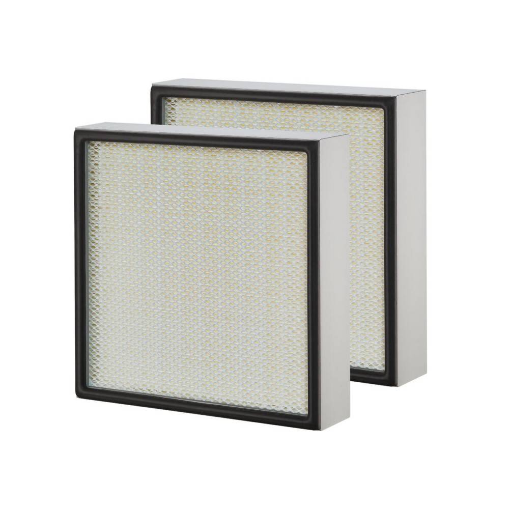 Zwei quadratische Luftfilter mit schwarzen Rahmen, die eine dichte Maschentextur zeigen, nebeneinander vor einem einfarbigen Hintergrund.