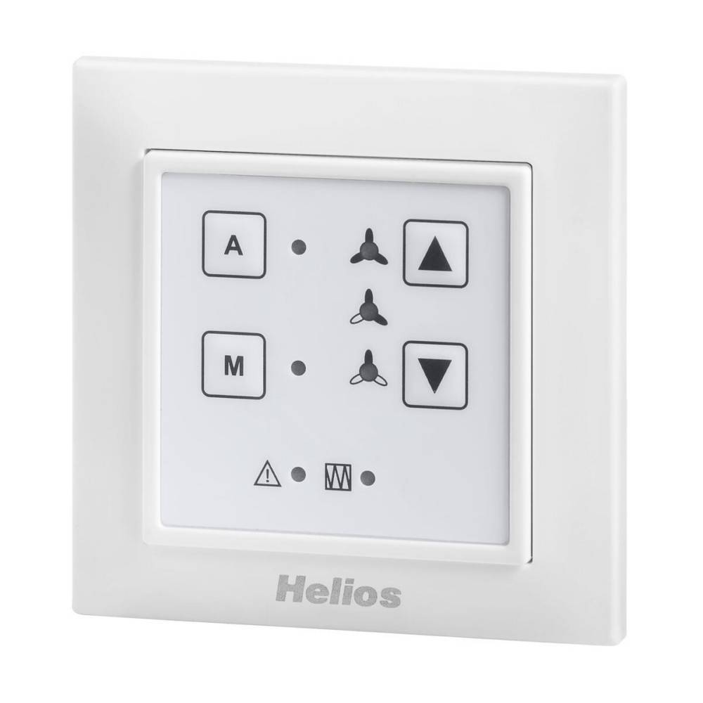Wandmontiertes Bedienfeld der Marke 'Helios' mit Tasten für Ein/Aus, Betriebsart (automatisch/manuell) und Lüftergeschwindigkeitseinstellung.