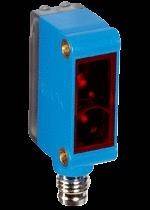 Blauer photoelektrischer Sensor mit rot getönter Frontlinse und Metallgewinde-Anschluss.