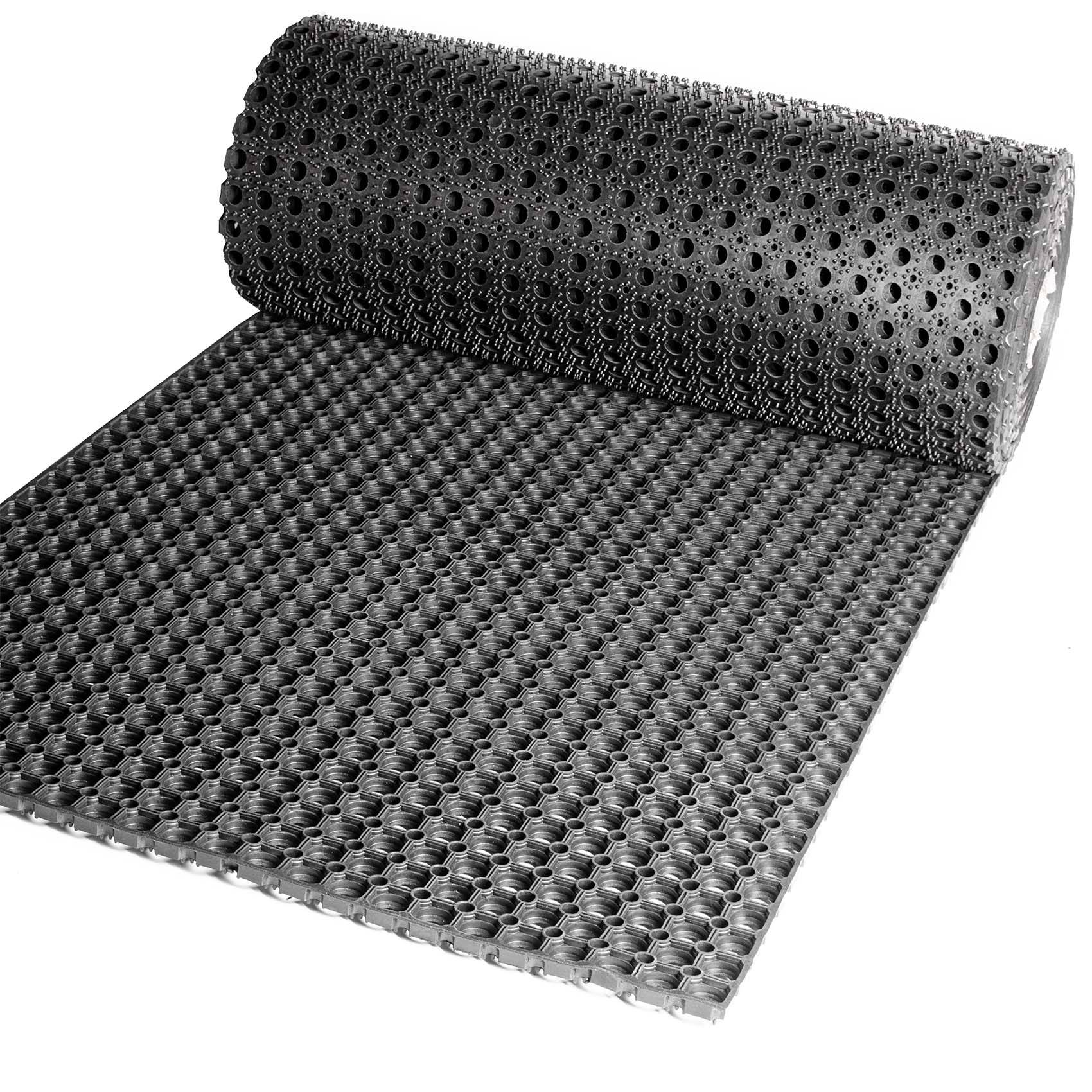 Schwarze strukturierte Gummifußbodenmatte in Rollenform, teilweise aufgerollt auf weißem Hintergrund, zeigt eine wabenförmige rutschfeste Oberfläche.