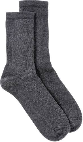 Zwei graue, kniehohe Socken vor einem schwarzen Hintergrund.