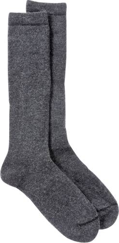 Ein Paar schlichte graue Socken, die vor einem schwarzen Hintergrund präsentiert werden.