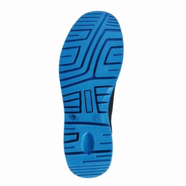 Blaue Schuhsohle mit Profilmuster auf weißem Hintergrund