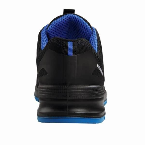 Schwarzer Sportschuh von hinten gezeigt, mit blauem Innenfutter und blauen Sohlenakzenten auf weißem Hintergrund.