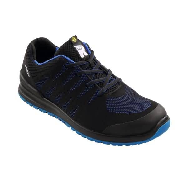 Schwarzer und blauer Sportarbeitsstiefel mit Schnürsenkeln, auf weißem Hintergrund dargestellt.