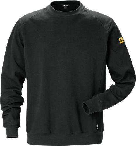 Ein schwarzes Sweatshirt mit einem kleinen gelben Logo auf dem oberen Ärmel, das vor einem schlichten Hintergrund präsentiert wird.