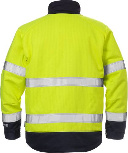 Eine Person, die eine hochsichtbare Neon-Gelb-Jacke mit reflektierenden horizontalen Streifen auf den Ärmeln und am Rücken trägt, von hinten gesehen.