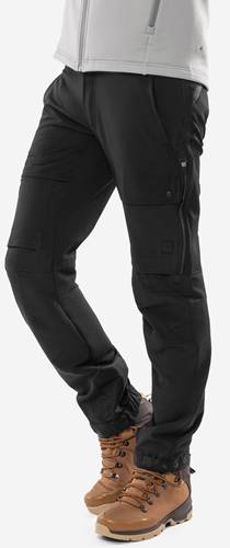 Eine Person, die schwarze Cargohose trägt, wobei nur der untere Körperbereich zu sehen ist. Die Hose verfügt über mehrere Taschen und einen Reißverschluss an einer Seite.