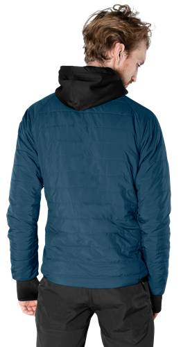 Eine Person in einer blauen Steppjacke und einem schwarzen Hoodie, von hinten betrachtet, vor einem schwarzen Hintergrund.